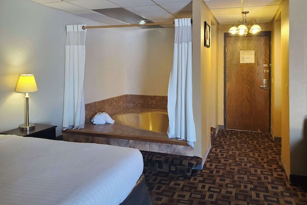 Suite, 1 King Bed, Non Smoking | In-room safe, desk, blackout drapes, soundproofing