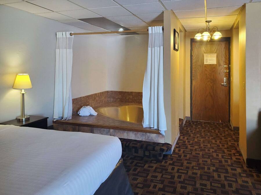 Suite, 1 King Bed, Non Smoking | In-room safe, desk, blackout drapes, soundproofing