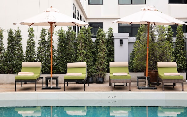 Hồ bơi ngoài trời