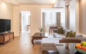 Suite, 2 Bedrooms (1 King & 2 Doubles) | Minibar, in-room safe, blackout drapes, free WiFi