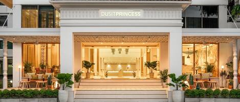 Entrada de un hotel con un letrero que dice "DUSITPRINCESS".