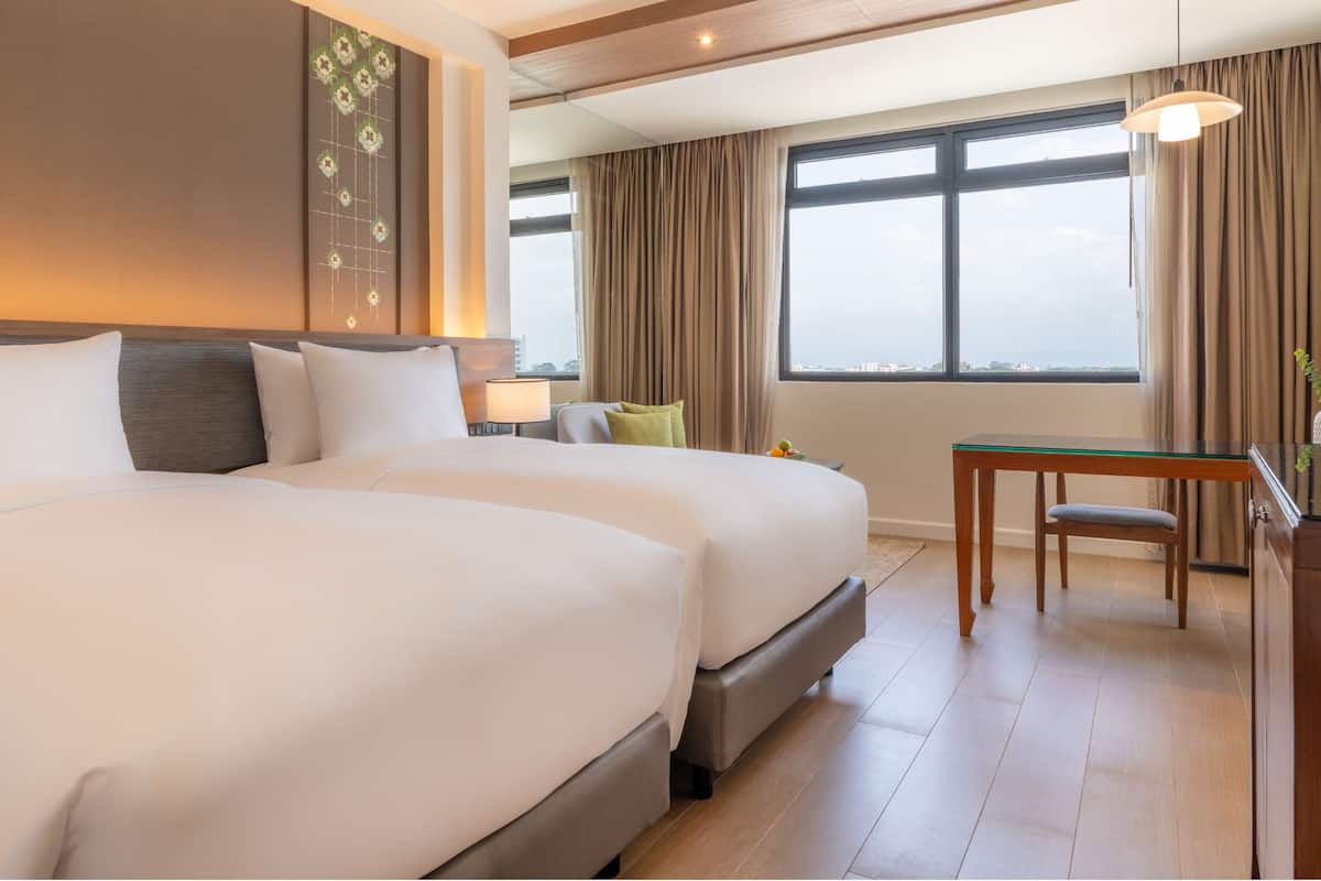 Deluxe Room, 2 Twin Beds | Minibar, in-room safe, blackout drapes, free WiFi
