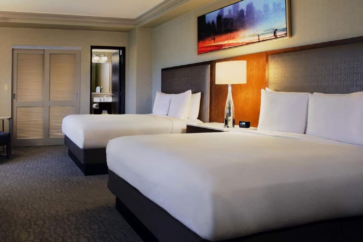 Ropa de cama de alta calidad y camas con pillow-top