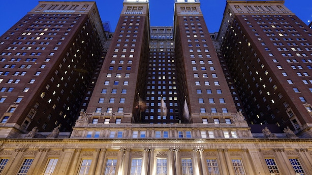 A large, multi-story hotel with a prominent entrance and classical architectural details. - Hilton Chicago (Chicago)