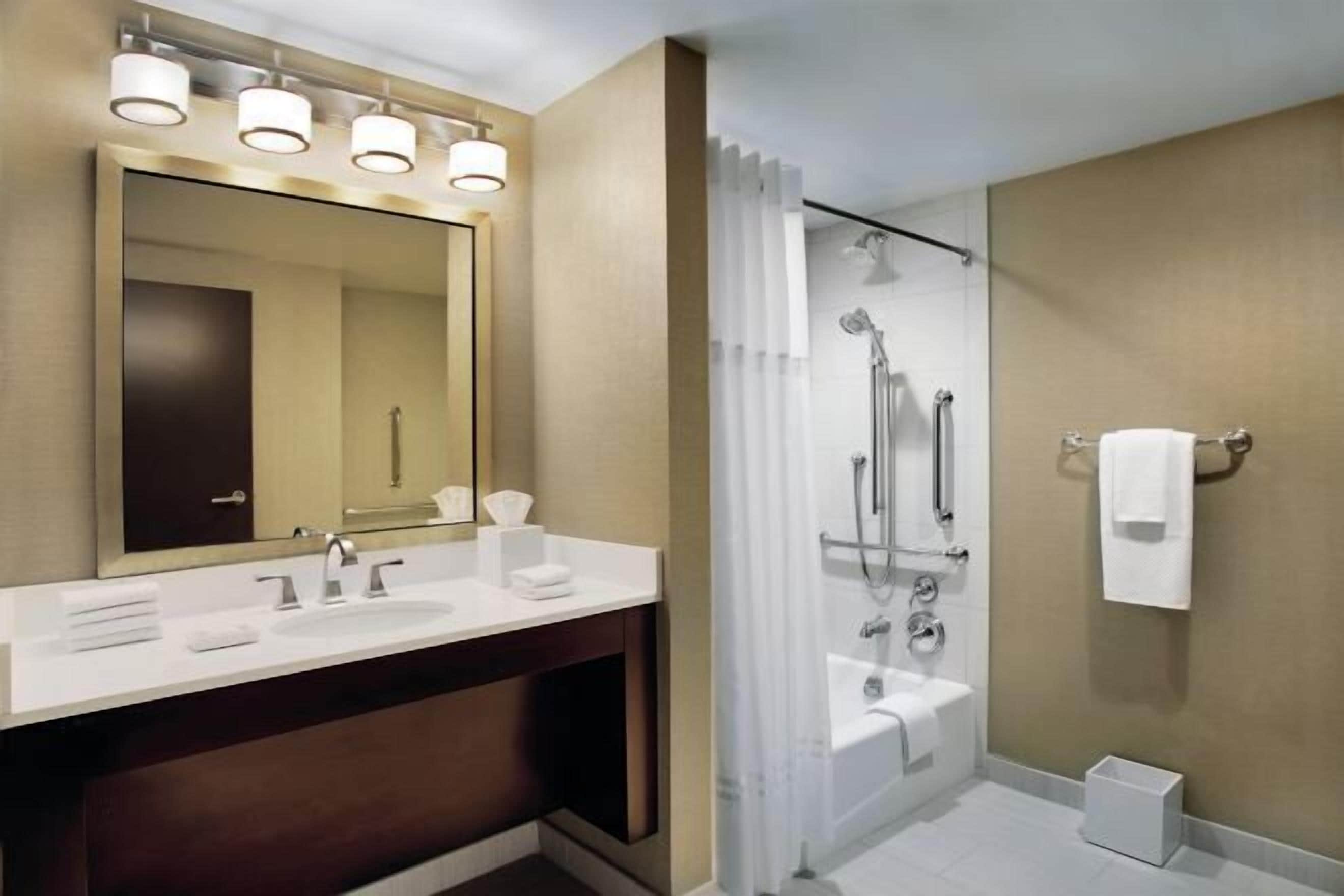 Duschwanne, Designer-Toilettenartikel, Haartrockner, Handtücher