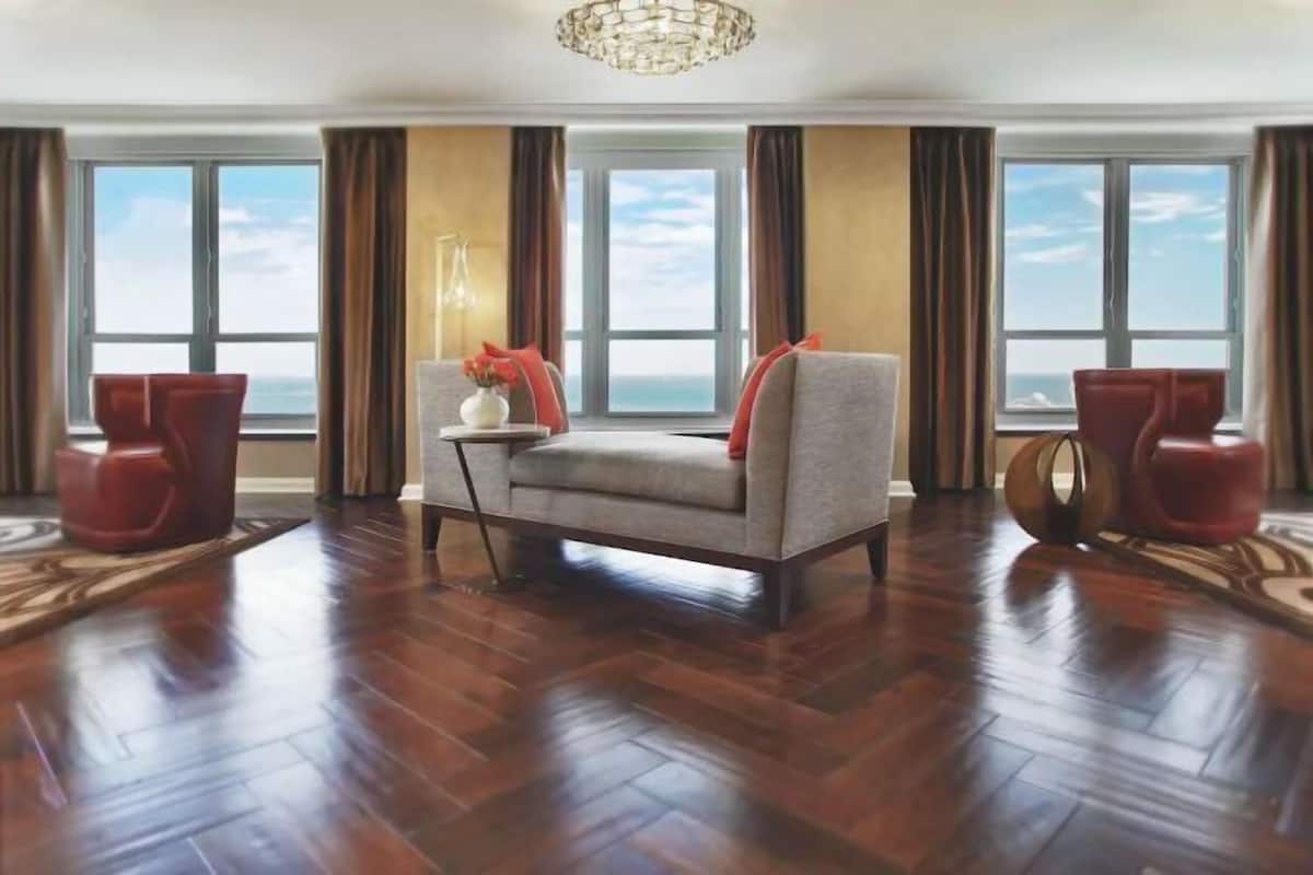 Sala d'estar | Televisor de 37 polzades amb canals per cable i pel·lícules de pagament