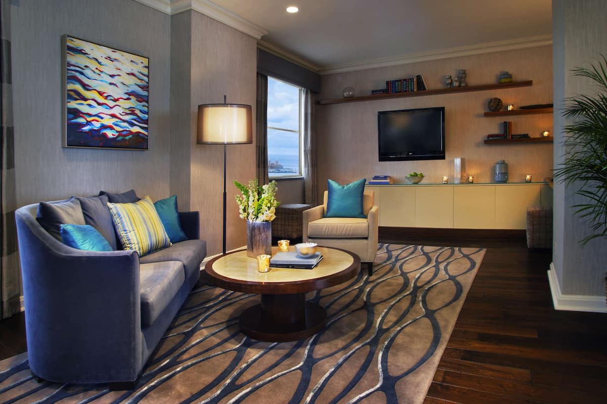 Luxury Suite, 1 King Bed | Living area | 37-inch TV with cable channels, pay films