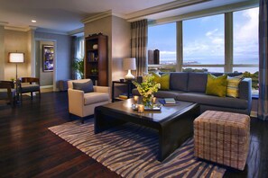Luxury Suite, 1 King Bed | Living area - Hilton Chicago (Chicago)