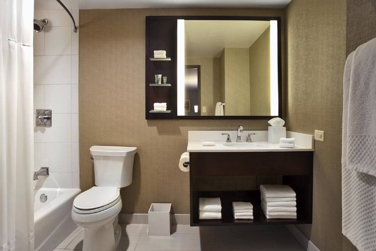 Baño | Tina con regadera, amenidades de baño de diseñador, secadora de cabello
