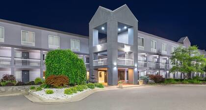 Howard Johnson by Wyndham Romulus Detroit Metro Airport