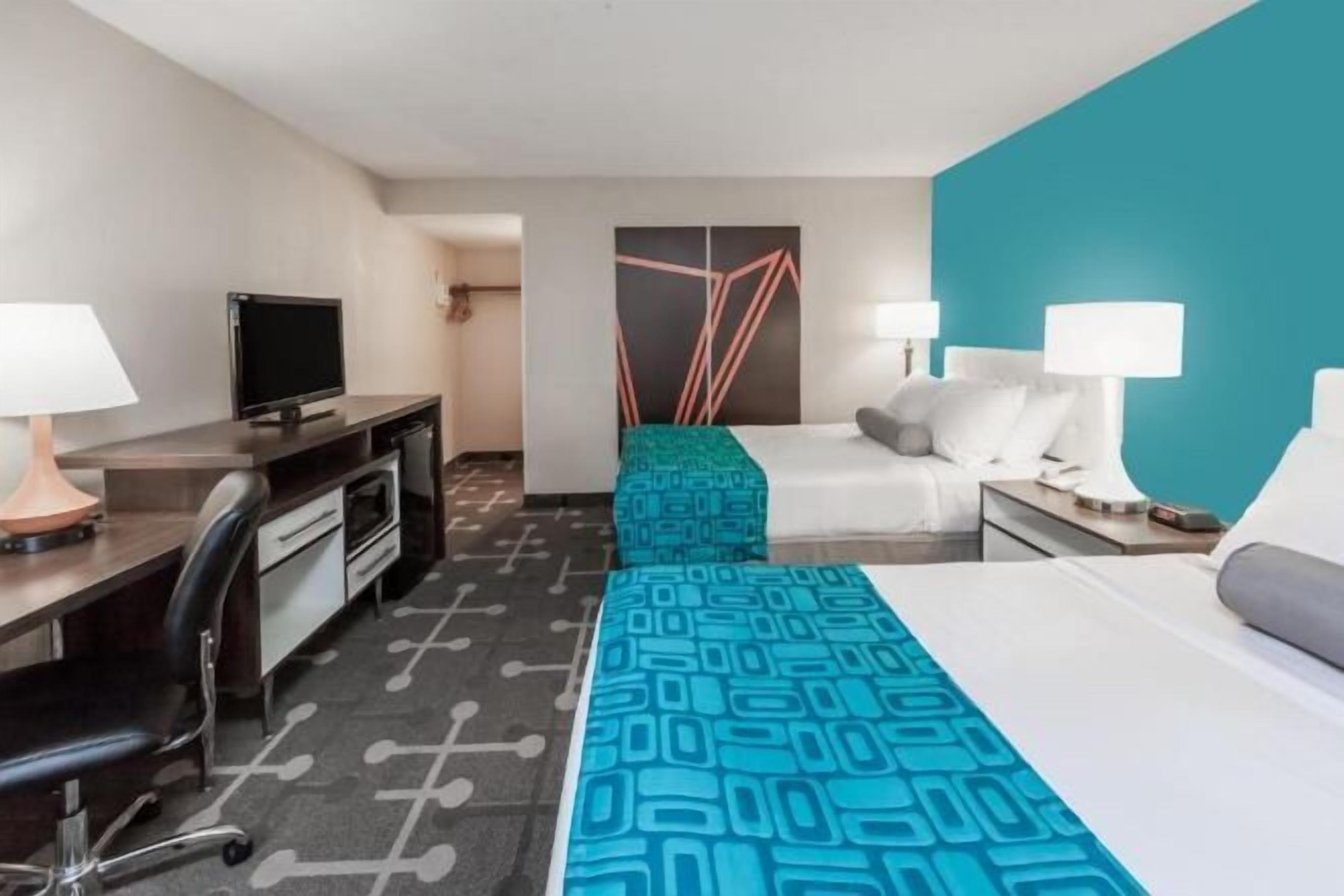 مكتب ومساحة عمل للكمبيوتر المحمول ومكواة/لوح كي وواي فاي مجانًا