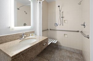 Habitación, 1 cama de matrimonio grande, no fumadores (Bathtub w/ Grab Bars) | Baño accesible en silla de ruedas