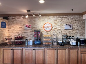 Café da manhã para viagem grátis todos os dias