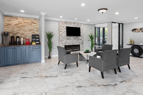 Howard Johnson by Wyndham Romulus Detroit Metro Airport