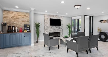 Howard Johnson by Wyndham Romulus Detroit Metro Airport