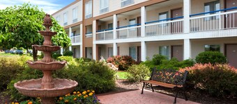 Howard Johnson by Wyndham Romulus Detroit Metro Airport