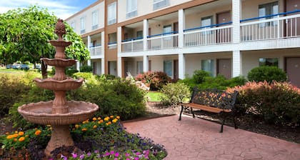 Howard Johnson by Wyndham Romulus Detroit Metro Airport