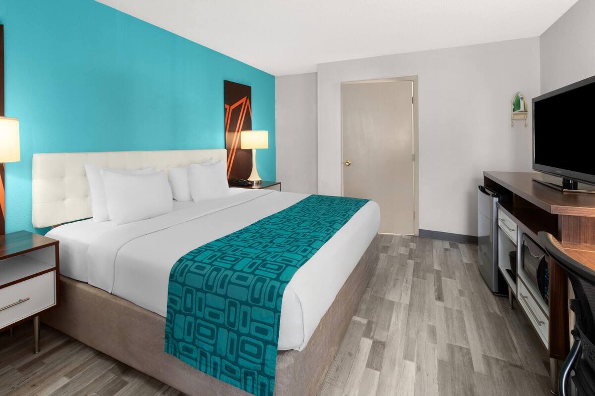Room, 1 King Bed, Accessible, Non Smoking (Bathtub w/ Grab Bars) | Desk, laptop workspace, iron/ironing board, WiFi (free)