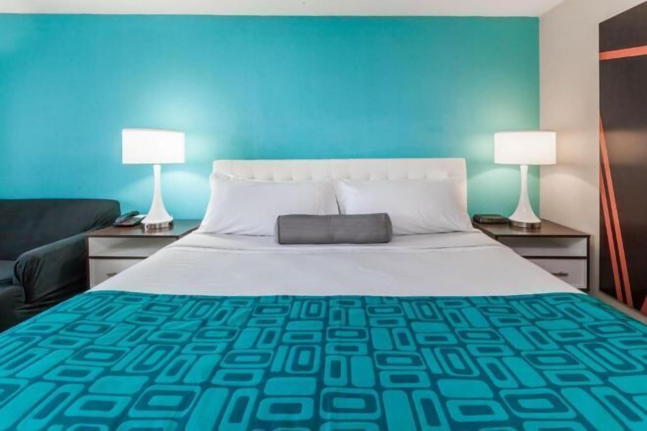 مكتب ومساحة عمل للكمبيوتر المحمول ومكواة/لوح كي وواي فاي مجانًا