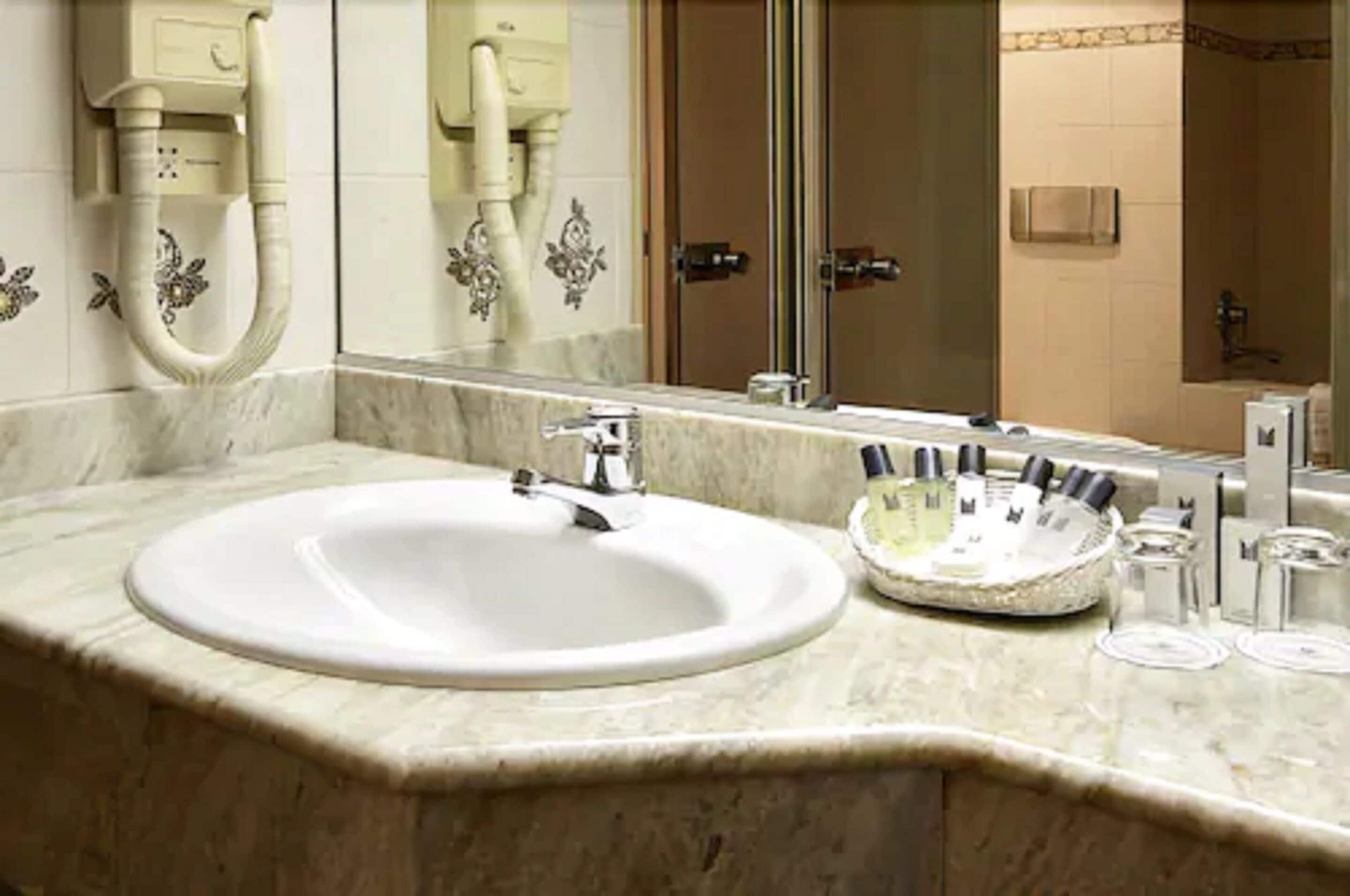 combined shower/bathtub, eco-friendly toiletries, hair dryer, towels