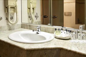 Kombinert dusj/badekar, miljøvennlige toalettsaker, hårføner og håndklær