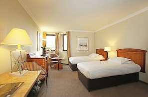 2 chambres, coffres-forts dans les chambres, bureau