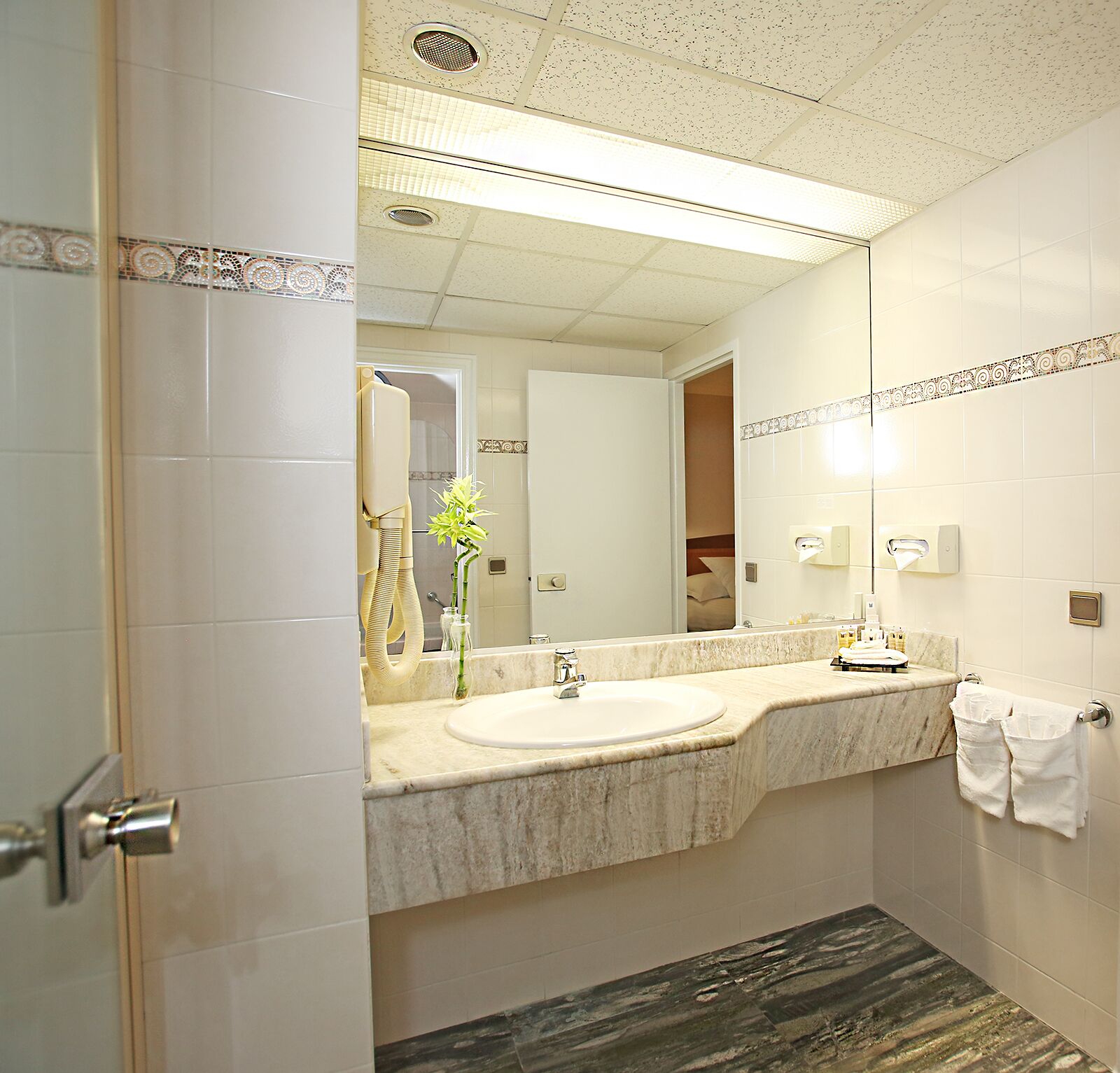 2 bedrooms, in-room safe, desk, laptop workspace