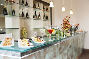 Petit déjeuner, déjeuner et dîner servis sur place
