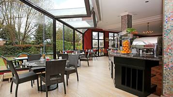 Breakfast, lunch and dinner served