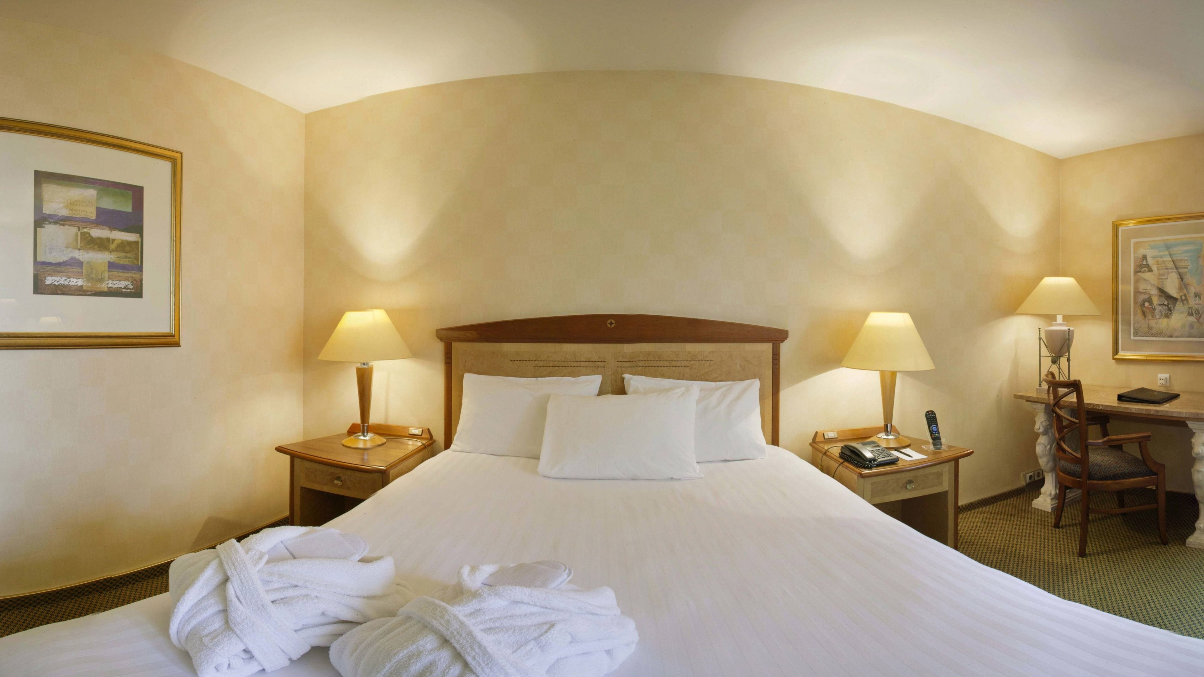 2 soverom, safe på rommet, skrivebord og skrivebord for bærbar PC