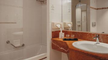 2 chambres, coffres-forts dans les chambres, bureau