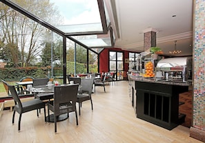 Frukost, lunch och middag serveras