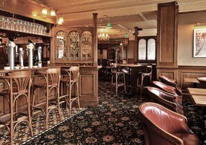 Bar (trong khuôn viên)