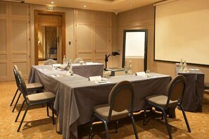 2 soverom, safe på rommet, skrivebord og skrivebord for bærbar PC