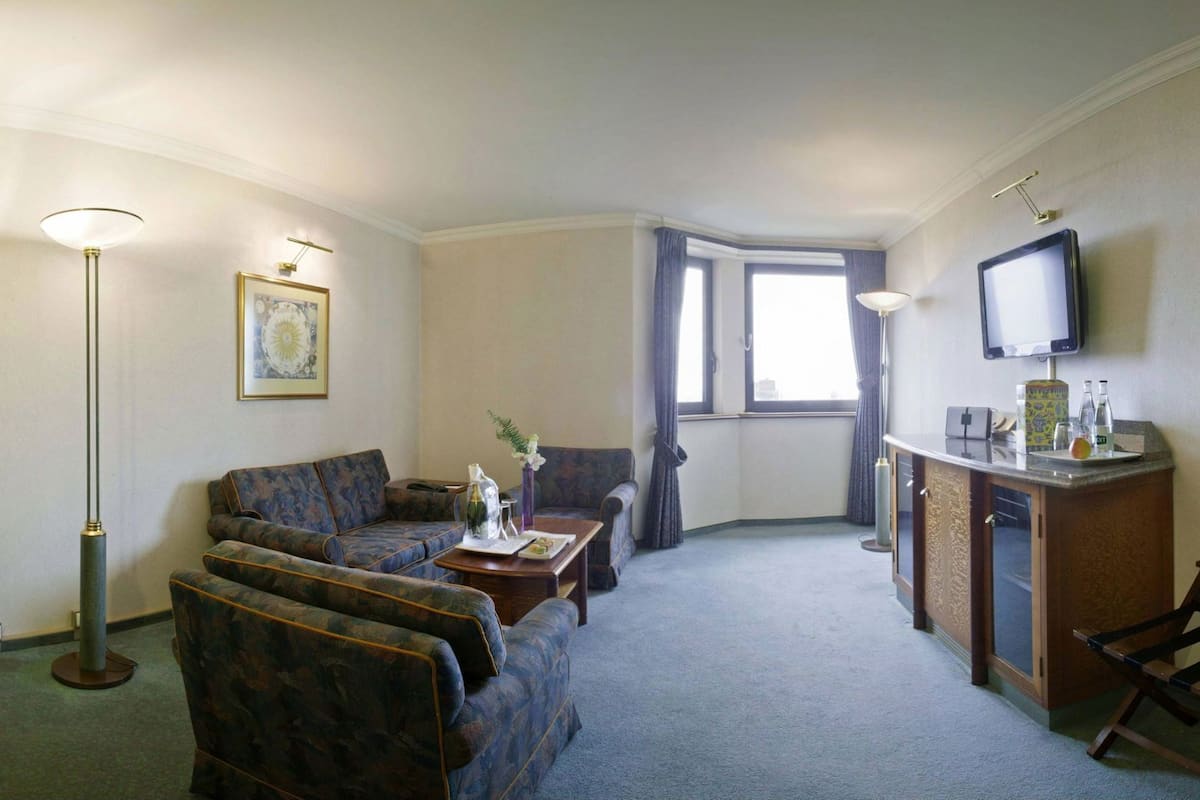Living area | Flat-screen TV, pay movies