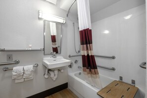 Chambre Supérieure, 1 très grand lit, accessible aux personnes à mobilité réduite (Smoke Free) | Salle de bain accessible aux personnes à mobilité réduite