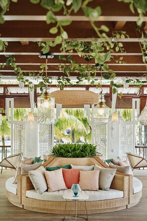 4 bars/lounges, beach bar