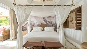 Junior Suite | In-room safe, desk, iron/ironing board (on request), WiFi (free)