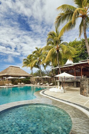 2 piscines extérieures, parasols de plage, chaises longues