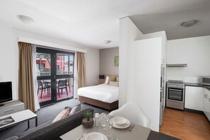 1 dormitorio, minibar, caja fuerte y tabla de planchar con plancha