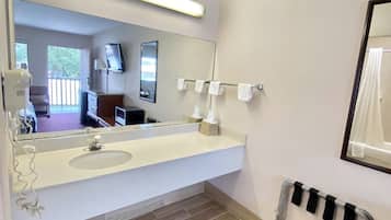 Tina, amenidades de baño gratuitas, secadora de cabello, toallas