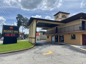 Property entrance - Regency Inn (Fern Park)