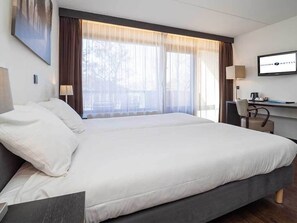 Coffres-forts dans les chambres, bureau, fer et planche à repasser