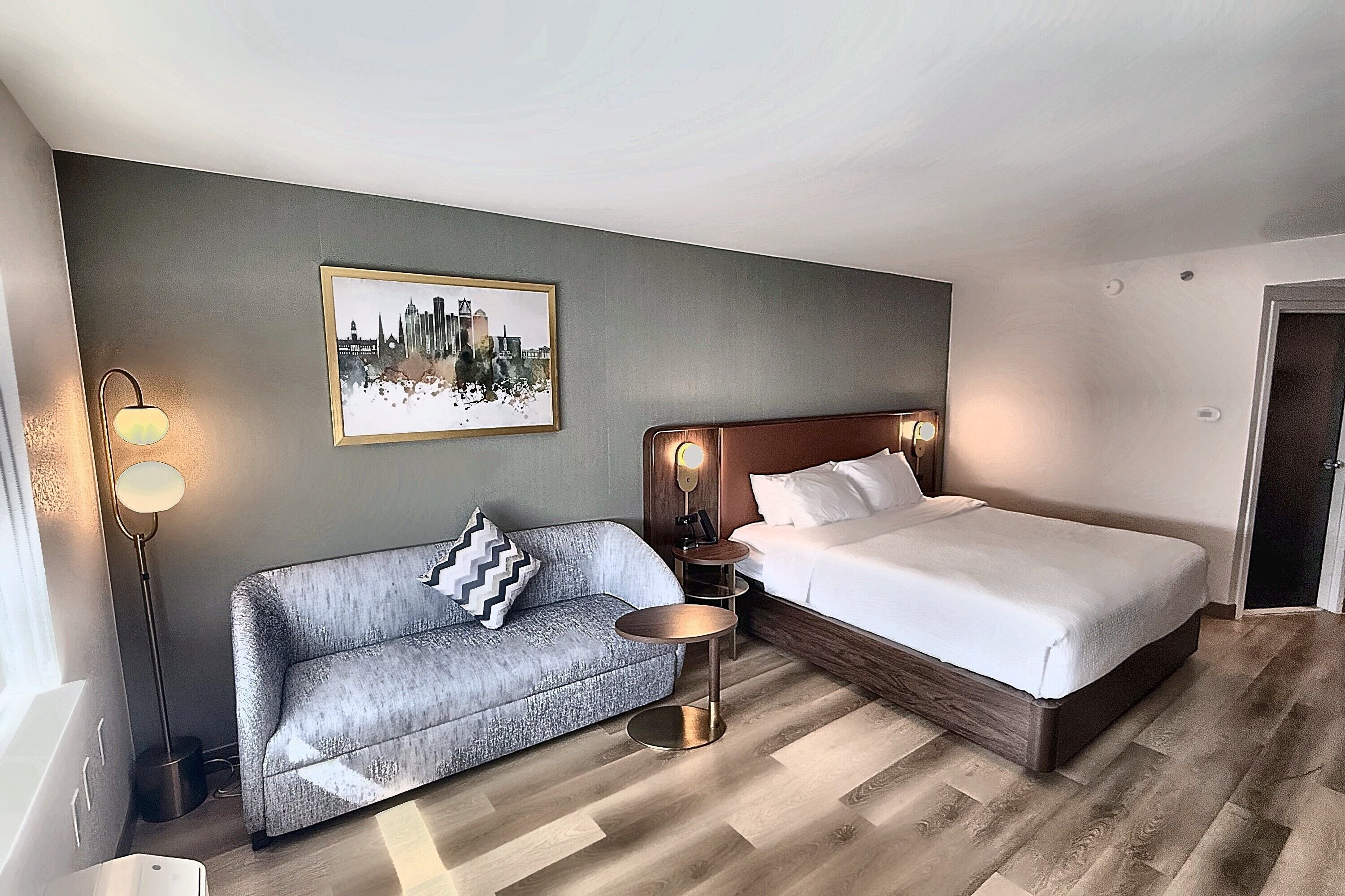 Premium bedding, in-room safe, desk, laptop workspace
