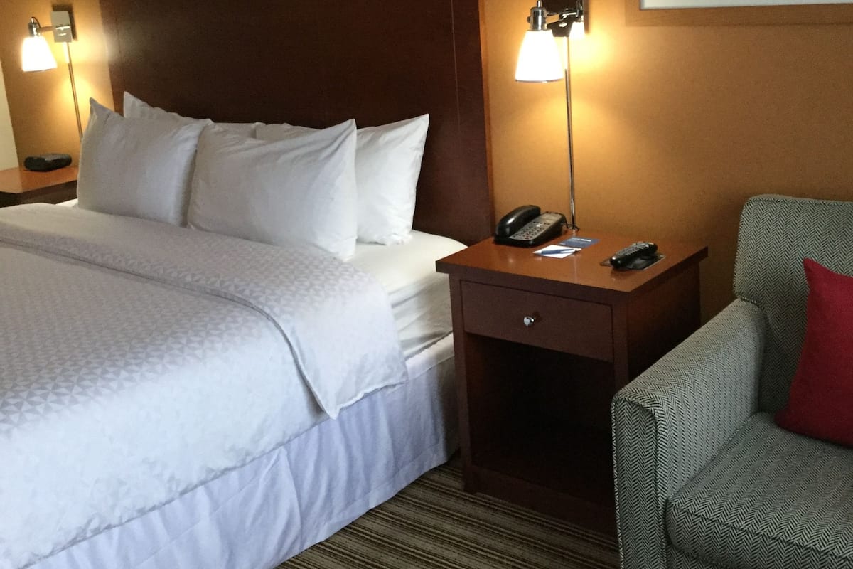 Premium bedding, in-room safe, desk, laptop workspace