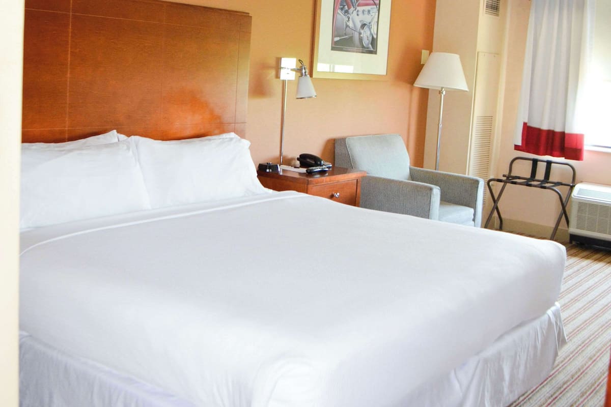 Premium bedding, in-room safe, desk, laptop workspace