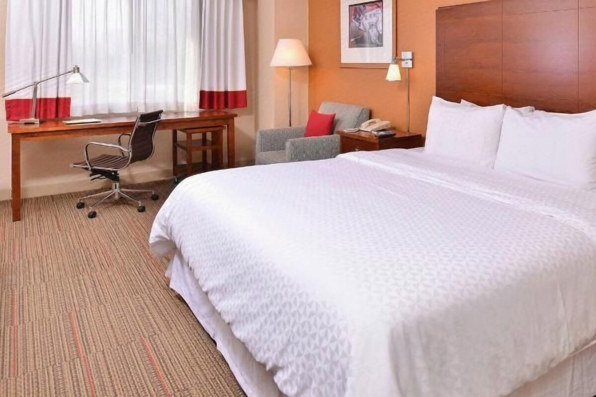 Premium bedding, in-room safe, desk, laptop workspace