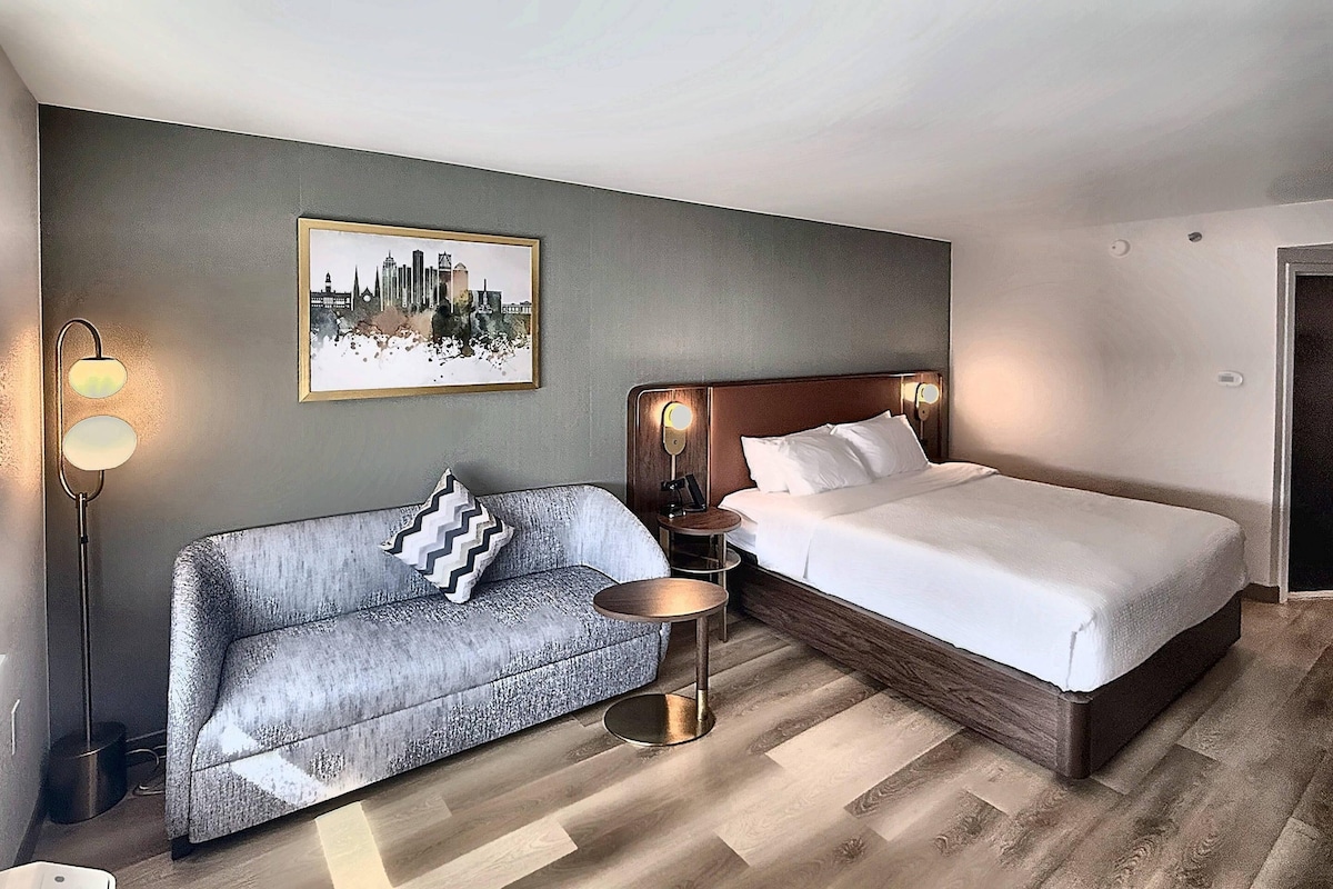 Room, 1 King Bed, Non Smoking (Upgrade) | Premium bedding, in-room safe, desk, laptop workspace