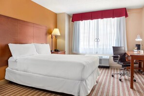 Ropa de cama de alta calidad y caja de seguridad en la habitación 