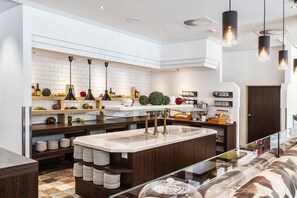 Desayuno buffet diario (EUR 25 por persona)